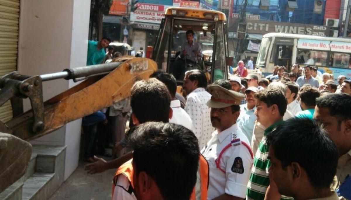 Traffic cops remove Gujarati Galli encroachments